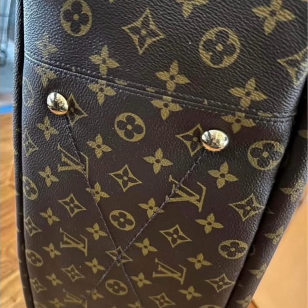 New Louis Vuitton Monogram Canvas handbag with original box and shopping bag